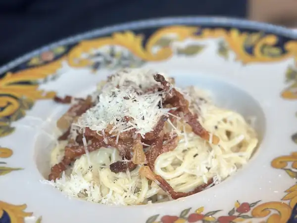 Spaghetti z mięsem i parmezanem na malowanym talerzu