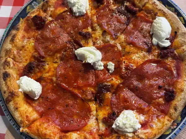Pizza z pikantnym salami i kleksami mascarpone