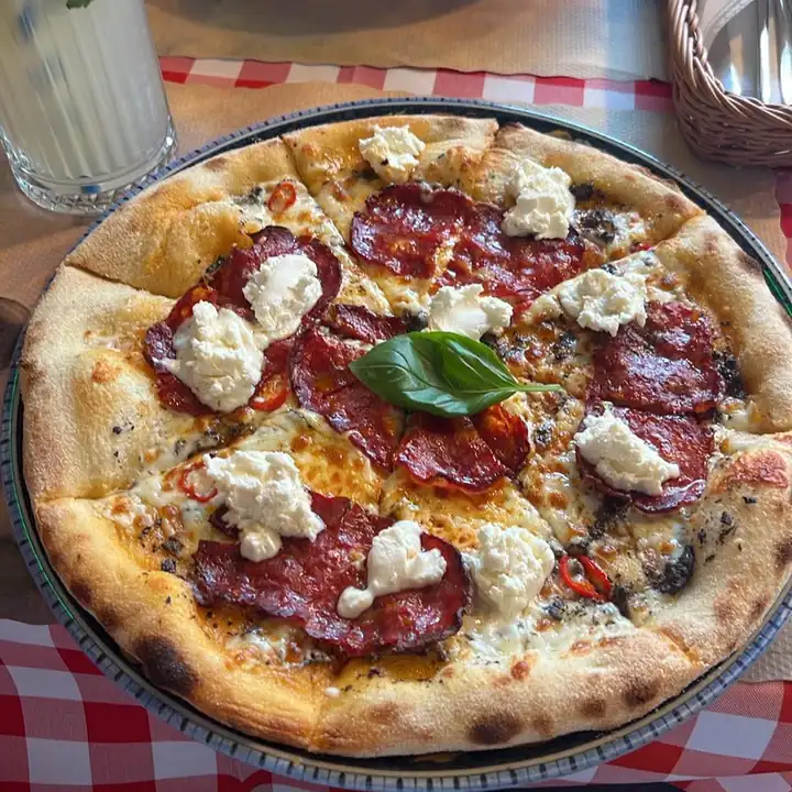 Pizza i makaron na stole w czerwoną kratkę